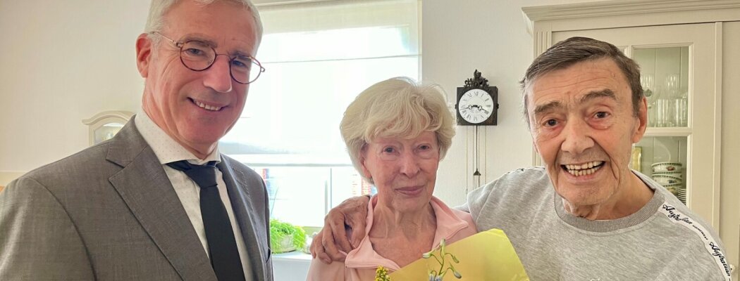 Burgemeester feliciteert briljanten echtpaar Witteveen-van Kasteren