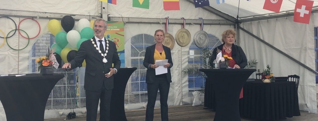 Burgemeester Pieter Heiliegers feliciteert geslaagden