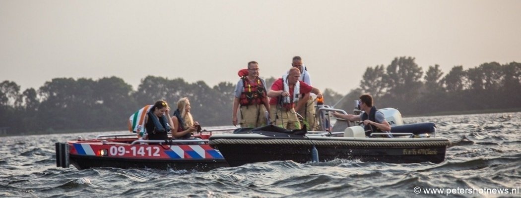 Brandweer redt bootje met dames van Vinkeveense Plassen