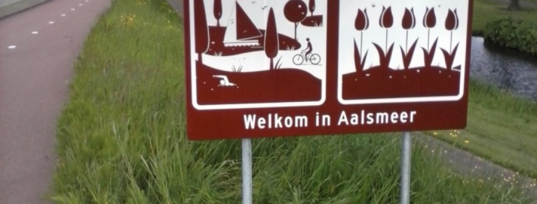 Toeristische borden wijzen internationale toerist de weg naar Aalsmeer