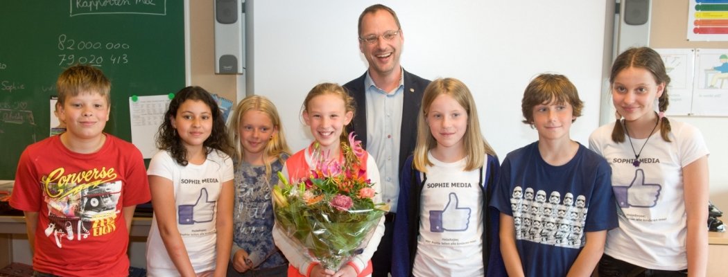 Kinderburgemeester Sophie van Raaphorst bij juniorpramenrace geïnstalleerd