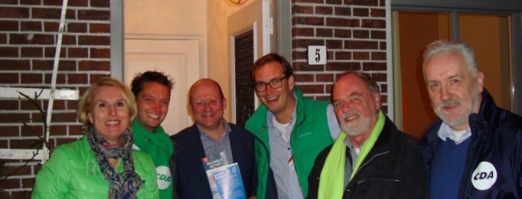 op de foto staan van links naar rechts:Simone Borgstede, Floris Stigter, burgemeester Maarten Divendal, Rein Kroon,Martien Stigter en Jan Rouwenhorst