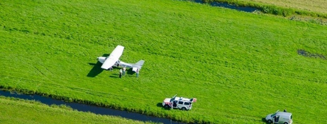 [FOTO'S & VIDEO] Noodlanding Cessna 172 bij snelweg A2 Breukelen