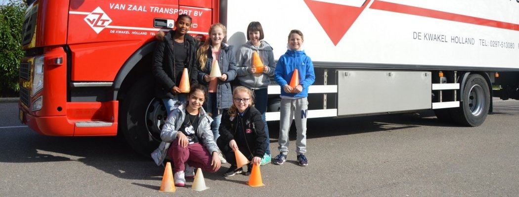 Van Zaal Transport geeft les over ‘dode hoek’ op basisschool De Hoeksteen