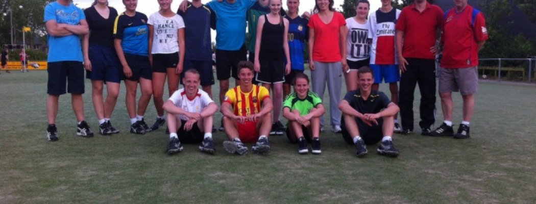 Riko Kruit (blauw shirt, midden) met deelnemende spelers en trainers