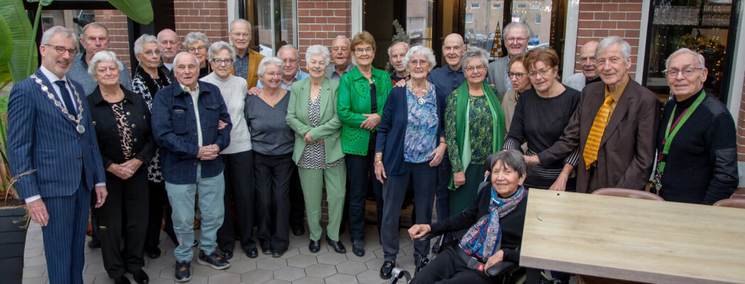 Burgemeester viert 12 diamanten huwelijken in Het Spoorhuis