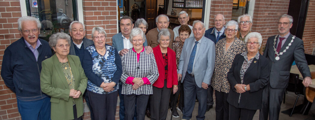 Burgemeester feliciteert diamanten echtparen