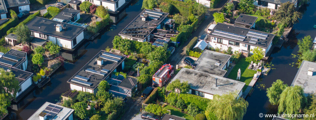 Woonark Wilnis dreigt te zinken, brandweer Mijdrecht in actie