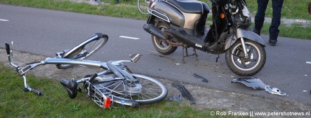 Scooter en fietser botsen op elkaar in Uithoorn