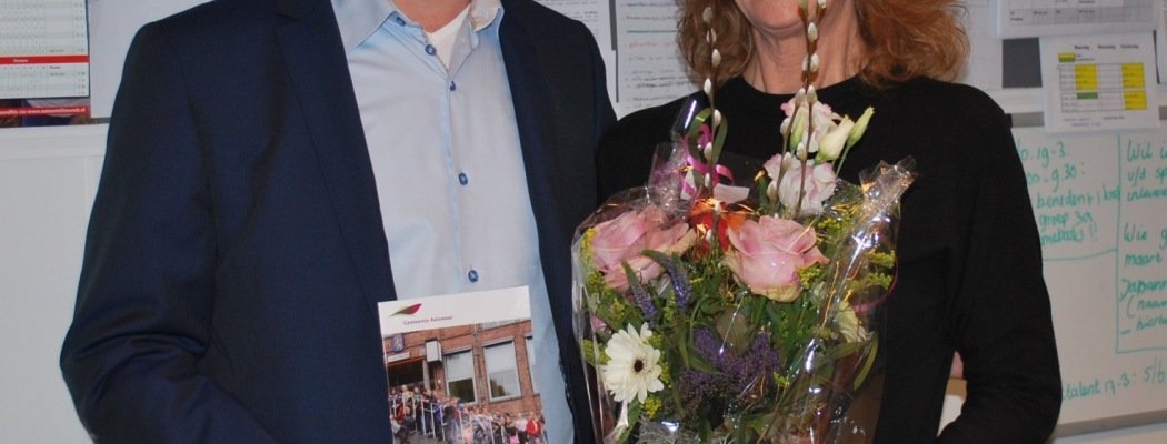 Wethouder Gertjan van der Hoeven en Marja Vreeken van OBS Kudelstaart met de nieuwe leerplichtfolder