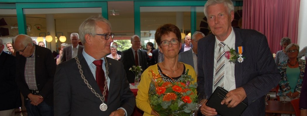Jan Dreschler geridderd bij afscheid  Zorgcentrum Aelsmeer