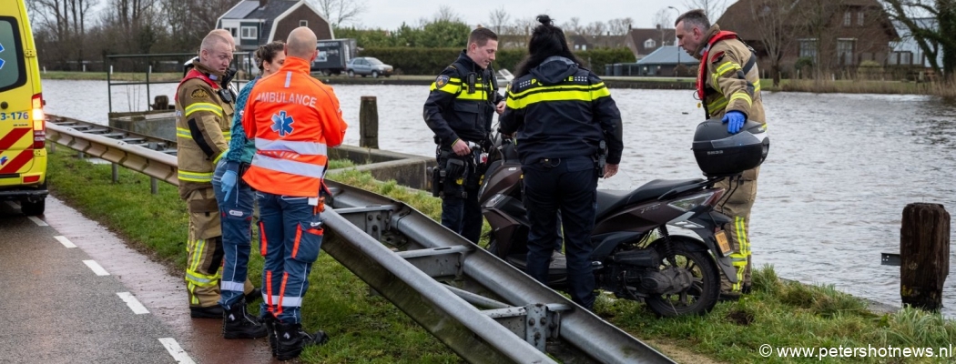 Scooterrijder belandt in Amstel Uithoorn
