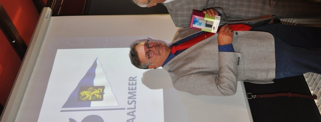Burgemeester Nobel ontvangt eerste exemplaar  jubileumboek Watersport Vereniging Aalsmeer