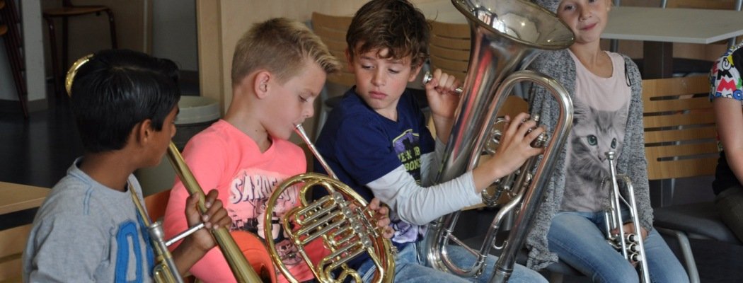 Groep 6 leert muziekinstrument spelen op Kwikstaart