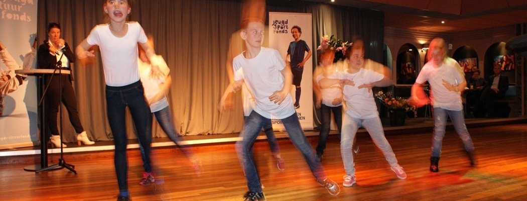 Leerlingen danscentrum Colijn treden op tijdens opening Jeugdcultuurfonds