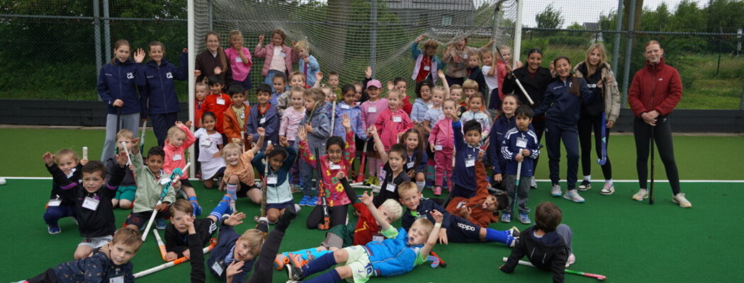 Stokstaartjes (jeugd 4-6 jaar) van hockeyclub Qui Vive ontvangen diploma