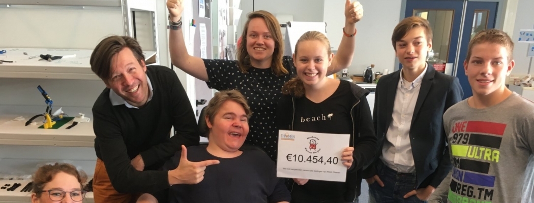 Thamen overhandigt opbrengst werkdaggeld voor jongeren met de ziekte van Duchenne