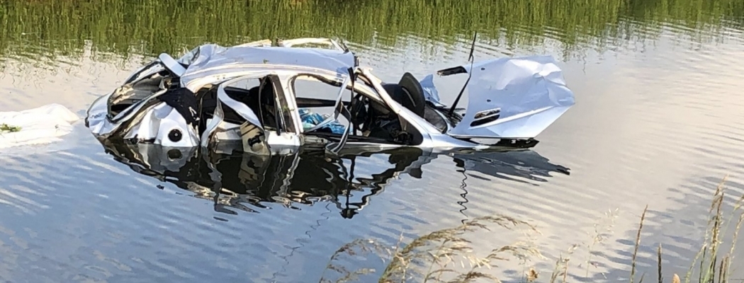 Auto in de kreukels te water bij ongeluk Aalsmeer