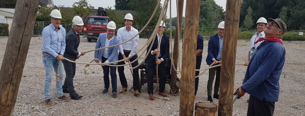 Burgemeester Aalsmeer slaat eerste paal Lidl