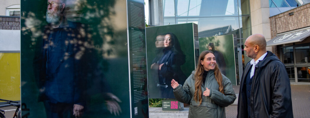 Wethouder bij expositie “KIND VAN” op Zijdelwaardplein