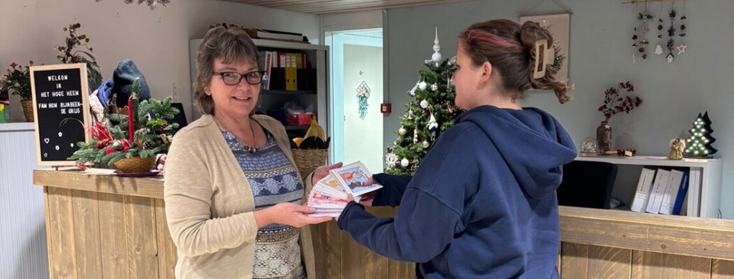 Basisschoolleerlingen De Fontein in Mijdrecht brengen kerstgroet naar bewoners van Hoge Heem in Uithoorn