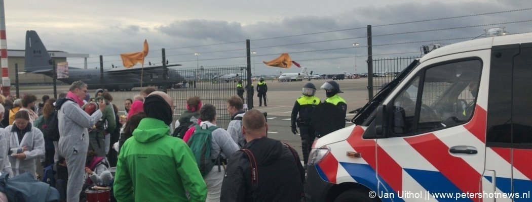 Politieheli boven Aalsmeer: Klimaatactivisten klimmen over hekken en bezetten privéjetterrein Schiphol