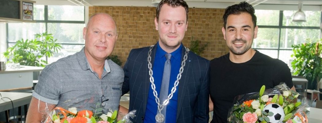Wethouder Robbert-Jan van Duijn feliciteert FC Aalsmeer met kampioenschap
