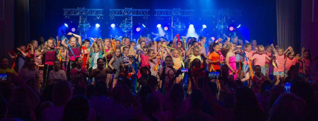Vijf jaar Enjoys Dance feestelijk gevierd met kleurrijke eindshows