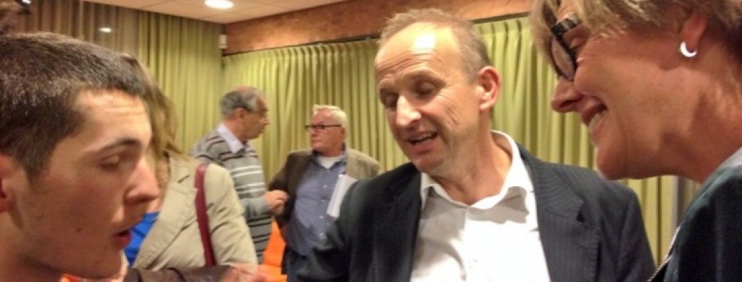 Burgemeester Vonk vorige maand in gesprek met Ben Beka na afloop van het wijkoverleg in Aalsmeer-Oost. In het midden CDA-raadslid Dirk van Willigen.