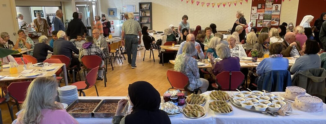 Samen aan tafel bij de MultiCulti Eettafel in De Rank