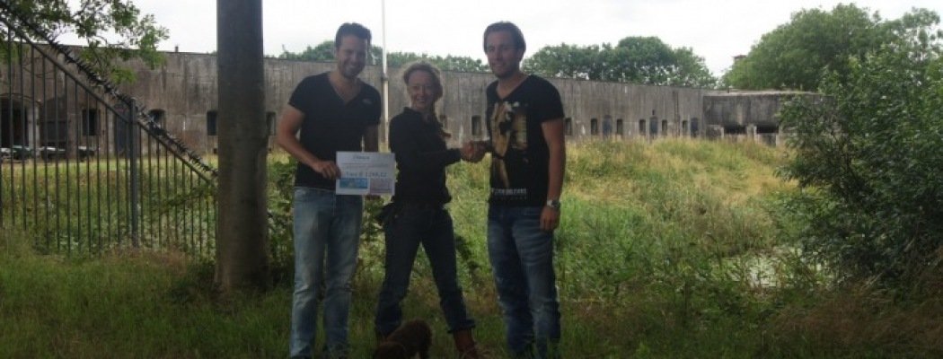 Stichting Vogelvrij Zomerfestival doneert aan het Fort bij Uithoorn te Amstelhoek