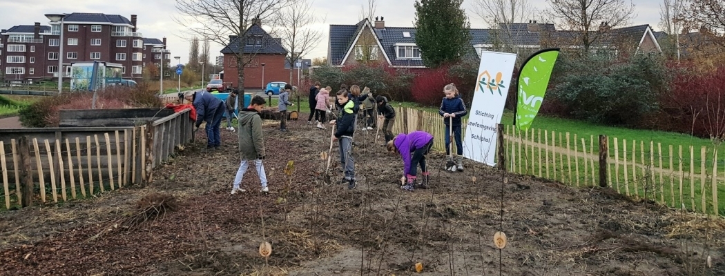 Kinderen planten vierde Tiny Forest in Uithoorn