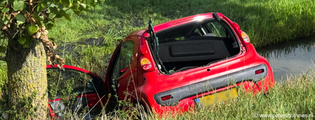 Auto belandt in het water na aanrijding op N201 bij Vreeland