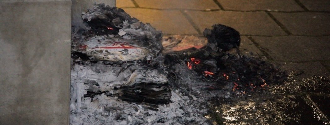 [FOTO'S] Oud papier in brand gestoken bij flat Mijdrecht