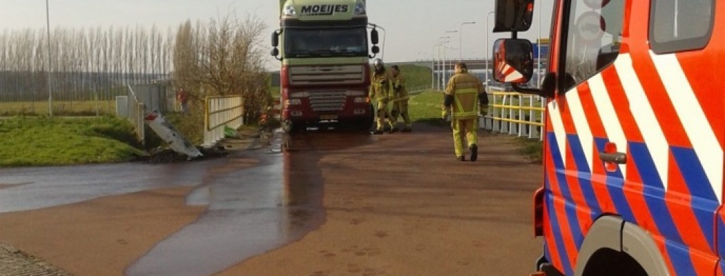 [FOTO'S] Vrachtwagen Uithoorn ramt paal, brandweer moet wegdek reinigen