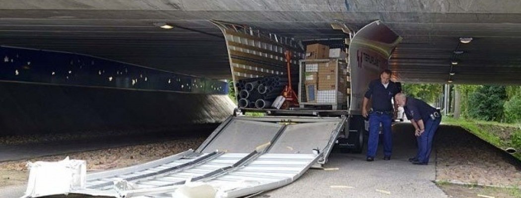 [FOTO'S] Vrachtwagen vast onder viaduct Hornweg Aalsmeer