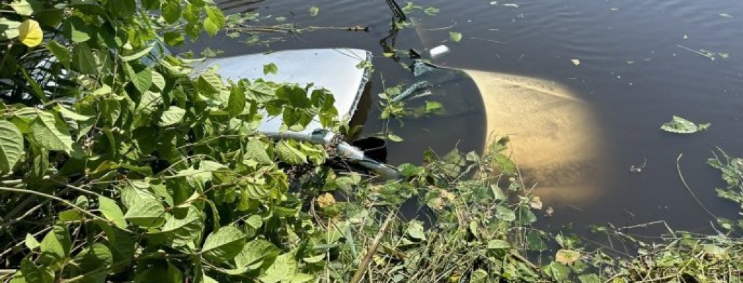 Slachtoffer die met zijn auto te water raakte in Vinkeveen is overleden
