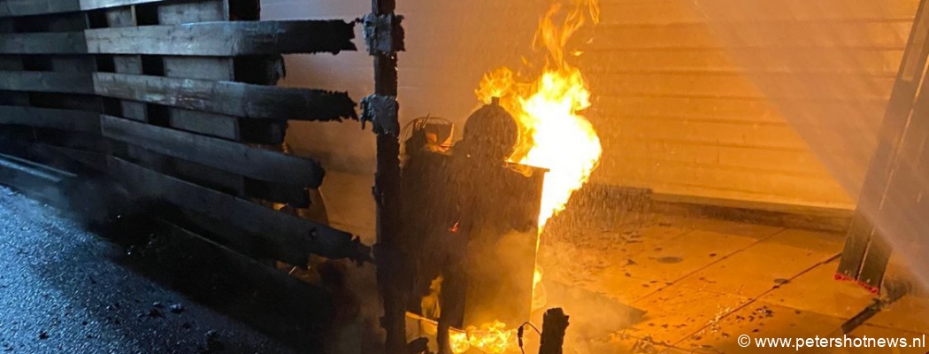 Gasleiding brandt bij woonark Waterlelie Wilnis