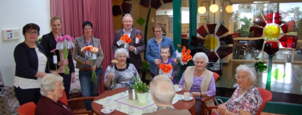 Gemeente Aalsmeer en FloraHolland delen bloemen uit voor Koningsdag