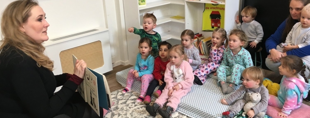 Hannelore Zwitserlood leest voor bij Kinderdagverblijf Ministek