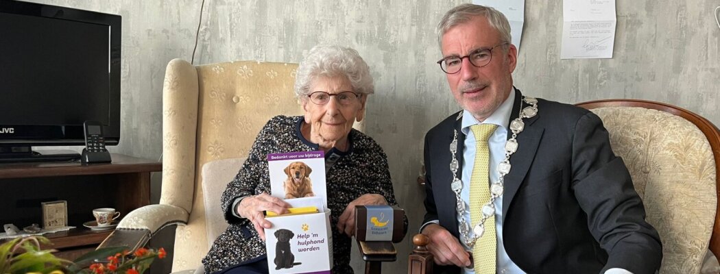 Mevrouw Oudshoorn - De Jong (100) krijgt felicitaties burgemeester