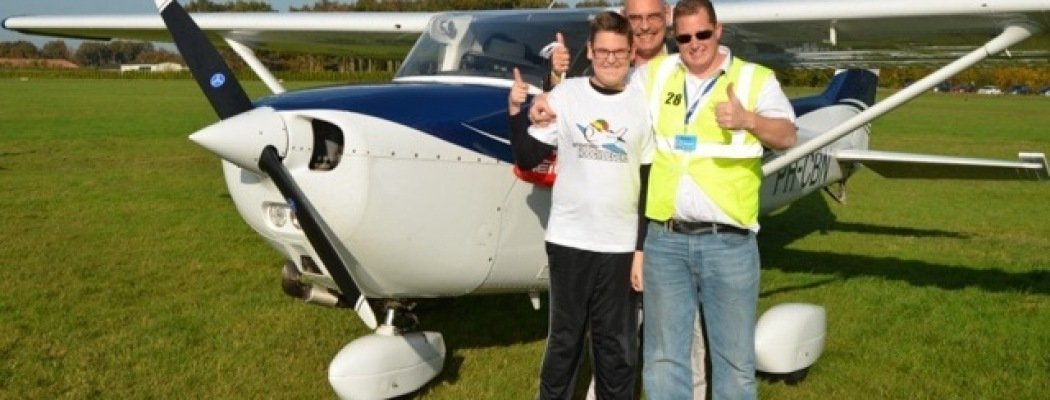[FOTO'S & VIDEO] Stichting Hoogvliegers vliegt met Rondeveense kinderen boven de regio