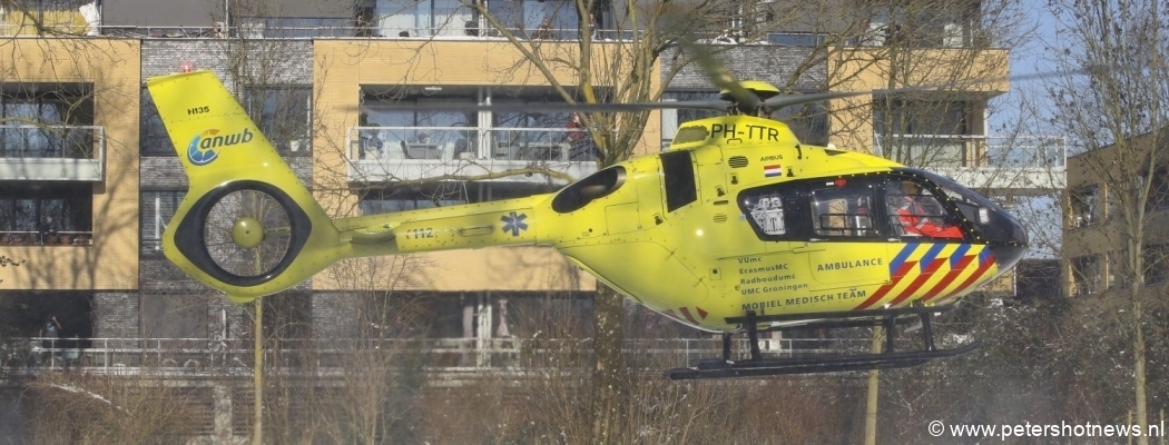 Traumahelikopter landt in sneeuw in Vinkeveen