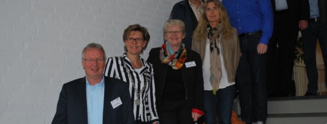 Burgemeester Vonk-Vedder en Wethouder Verburg met de Deense delegatie in het raadhuis
