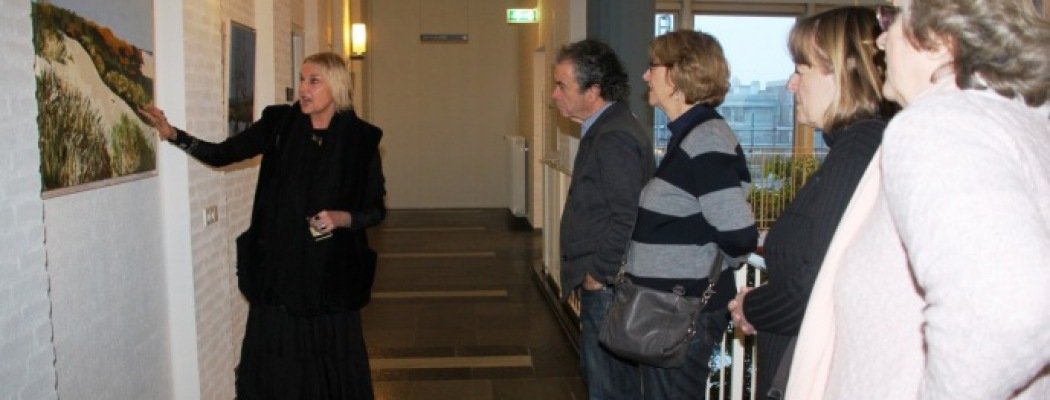 Janna van Zon geeft een rondleiding langs de schilderijen van Jan Faber