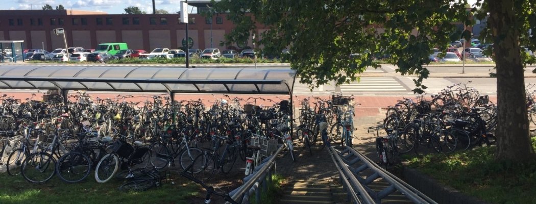 Wildgroei aan fietsen bushalte Mijdrecht Centrum stoort de VVD