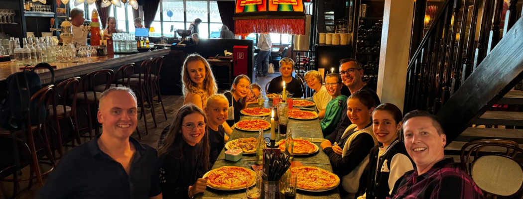 Pizza bij Christiani voor kampioenen van VZOD J4