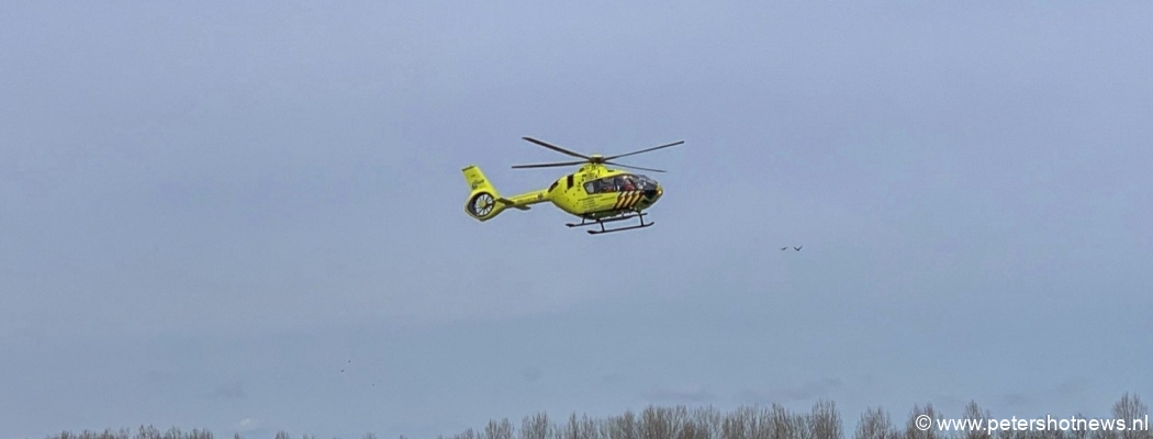 Man valt van trap in Wilnis, traumahelikopter landt