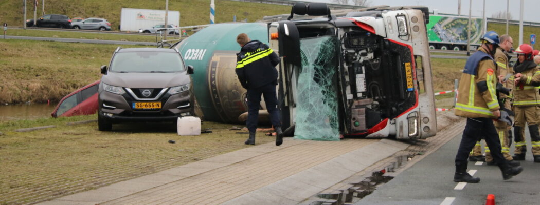 Cementwagen kantelt in Aalsmeer en duwt auto het water in, chauffeur opgepakt