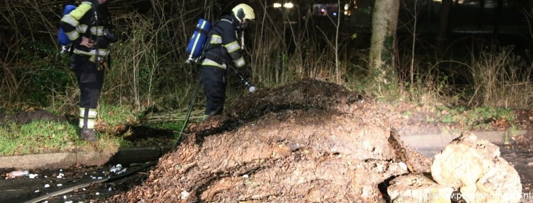 Brandweer blust aangestoken brand Pieter Joostenlaan Wilnis